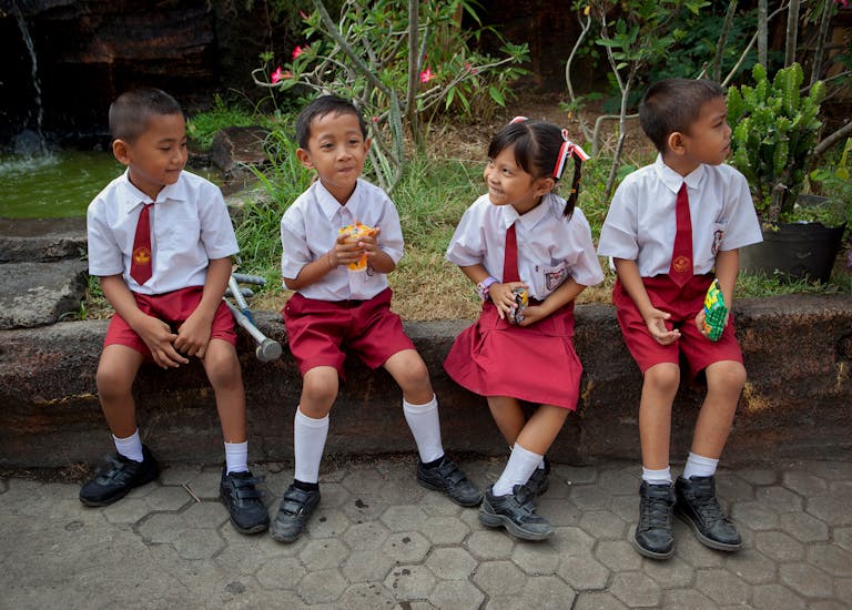 Ardiawan (Indonesië) zit op school met kinderen zonder handicap