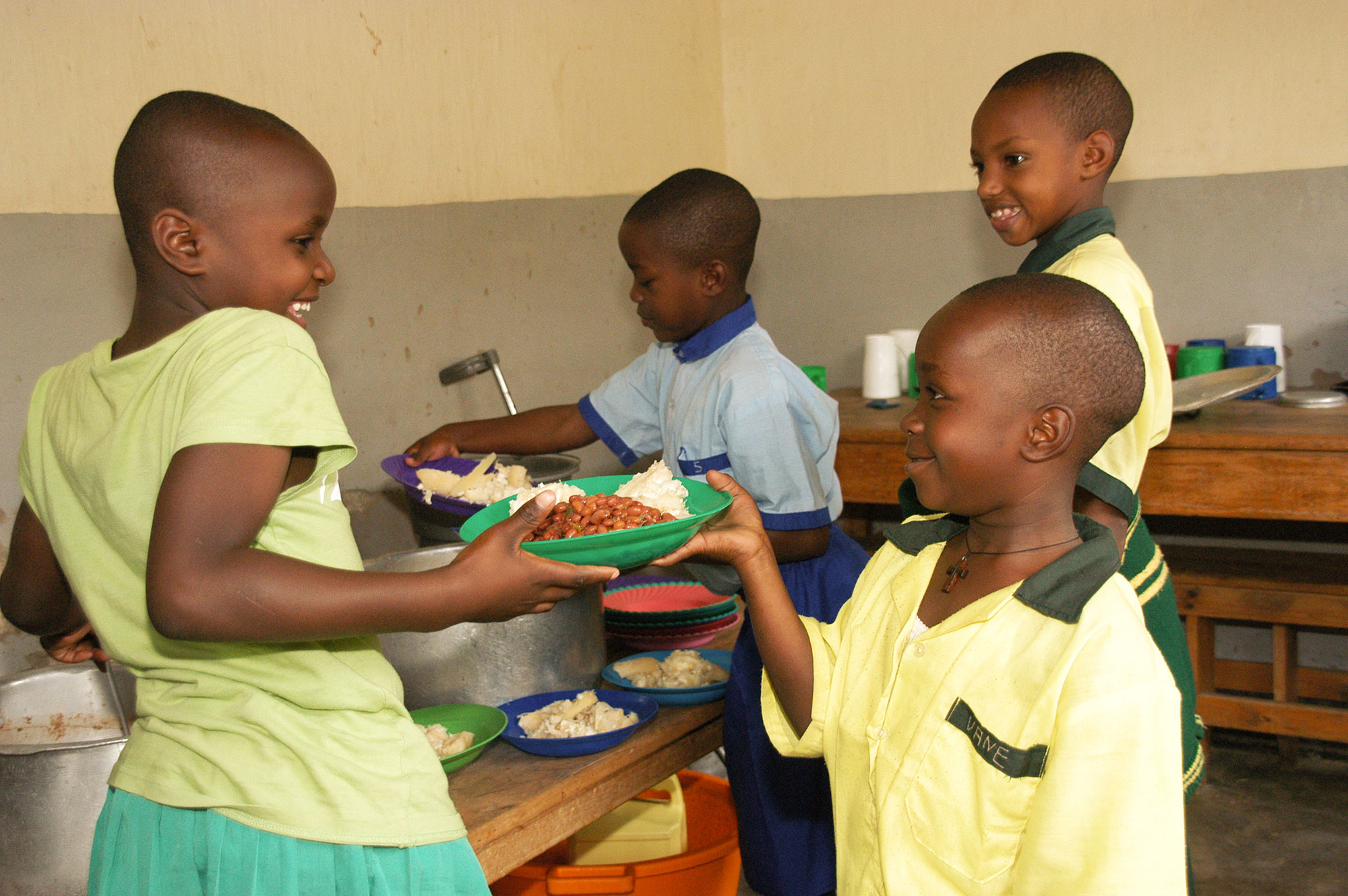Chartine deelt het eten uit
