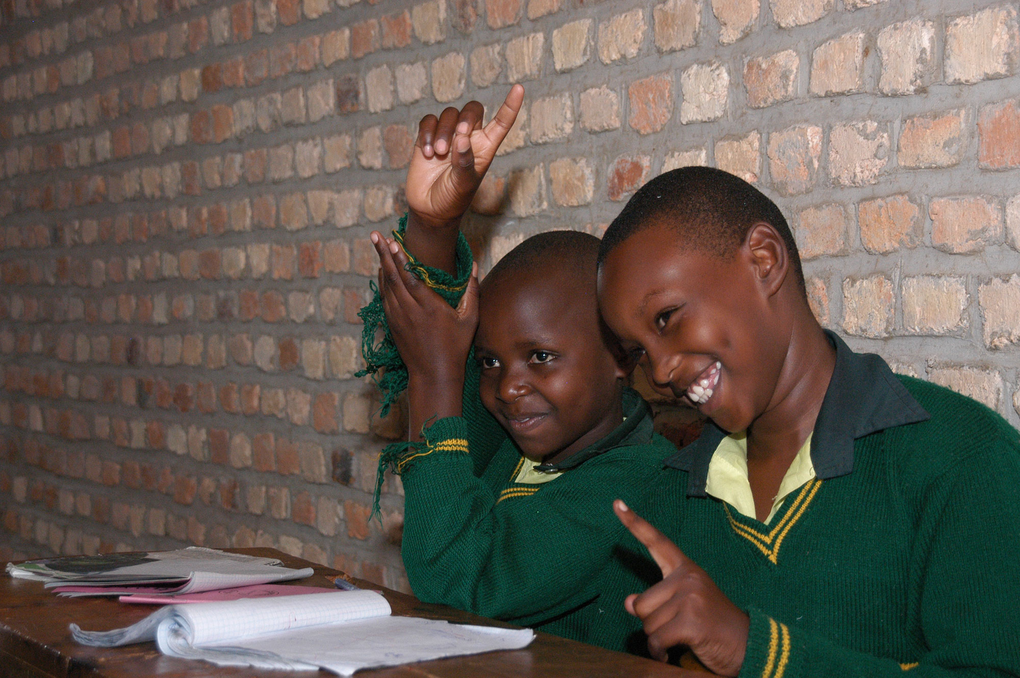 Chartine in de klas met haar hand omhoog