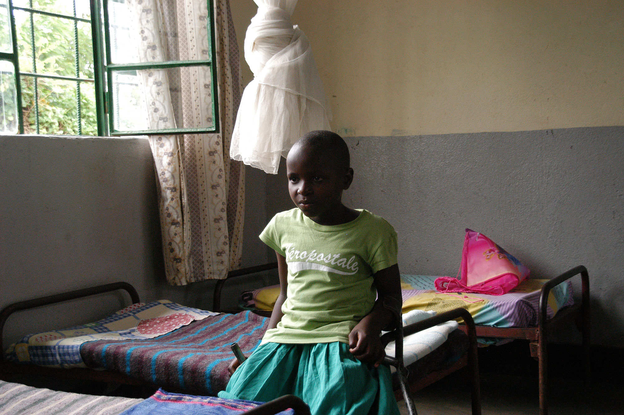 Chartine in de slaapzaal van het internaat