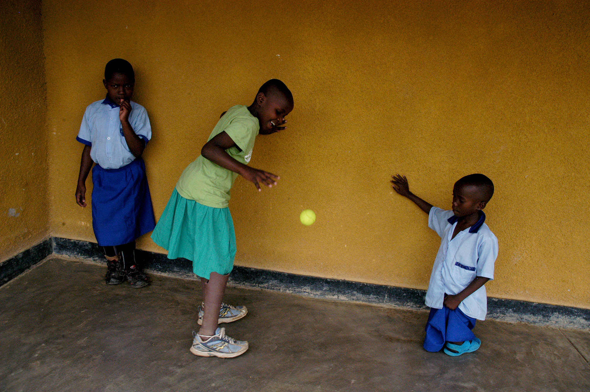 Chartine en vriendjes spelen met een bal