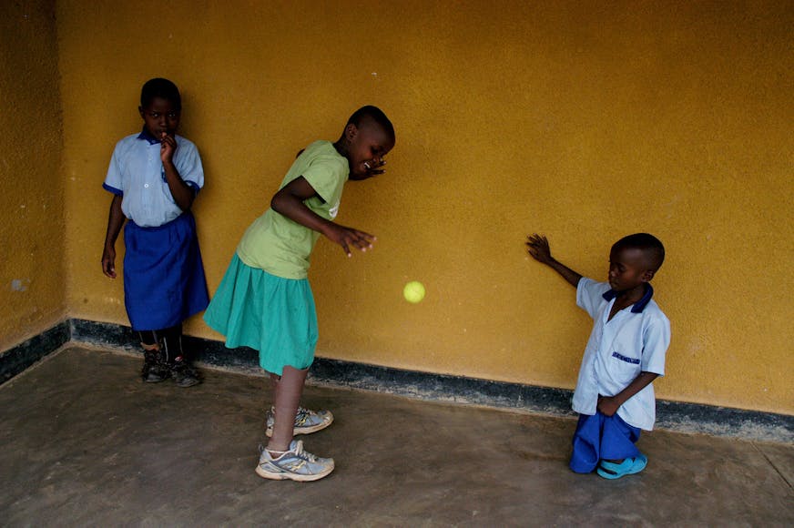 Chartine en vriendjes spelen met een bal
