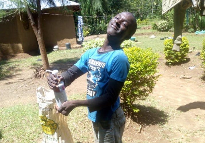 Jongen met desinfecterende zeep in Kenia