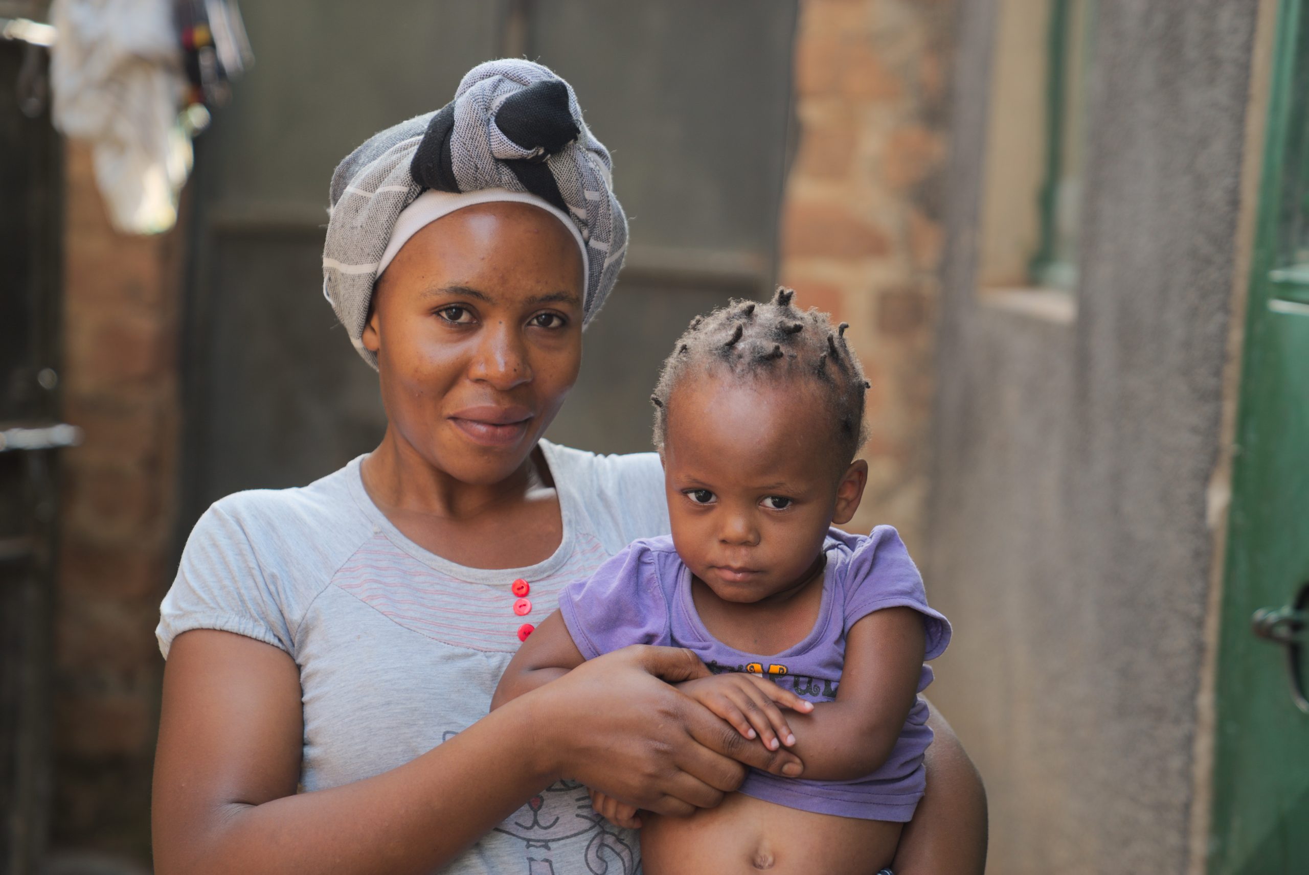 Shanita in de armen bij het moeder