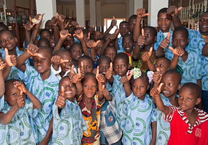 Dove kinderen steken duim op in Benin