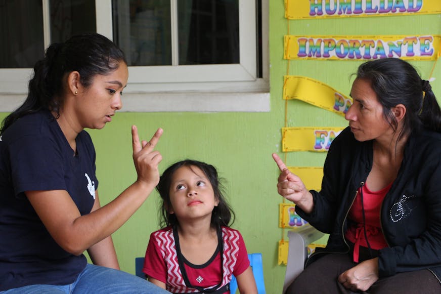 Ethny en moeder Dévora leren gebarentaal
