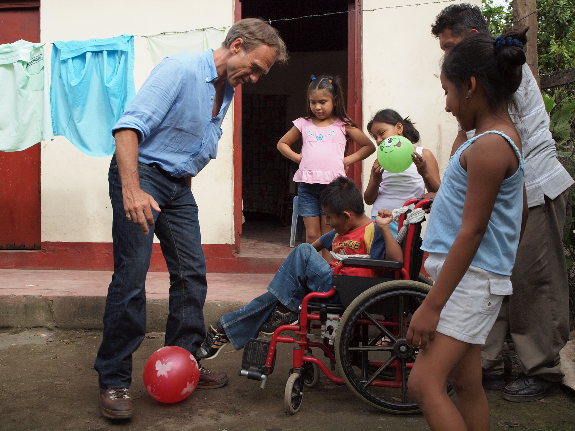 Jaap Jongbloed voetbalt met Jorge in zijn rolstoel