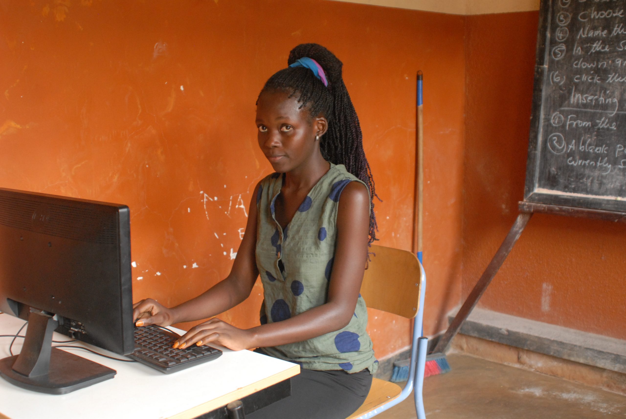 Jaurhara studeert achter haar computer