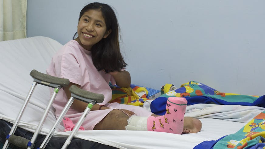 Manuela in het ziekenhuisbed na haar operatie