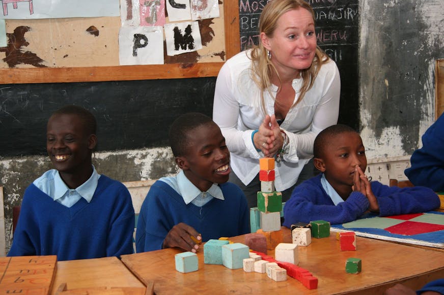 Minke Booij in de klas bij kinderen met een handicap in Kenia