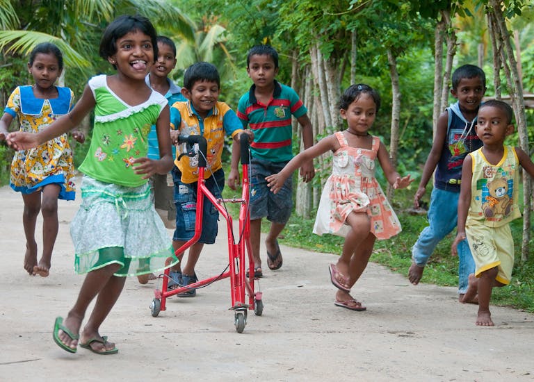 Mudith (Sri Lanka) rent dankzij looprek mee