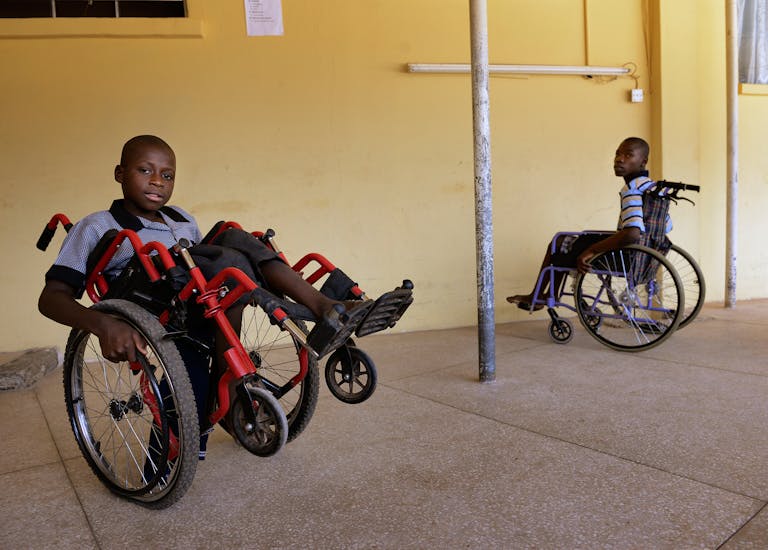 Parker uit Zambia maakt een wheelie met rolstoel