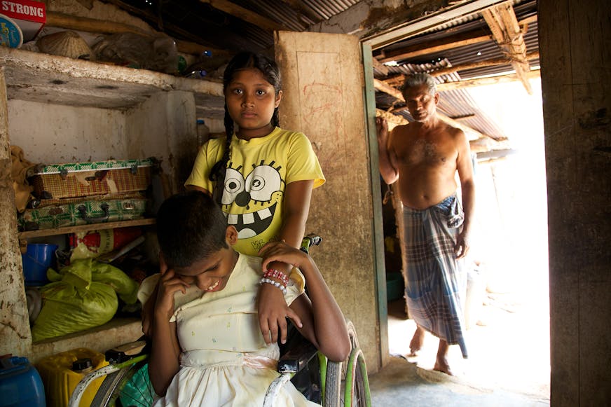 Ruwanthika en haar familie, met nog een gehandicapt meisje