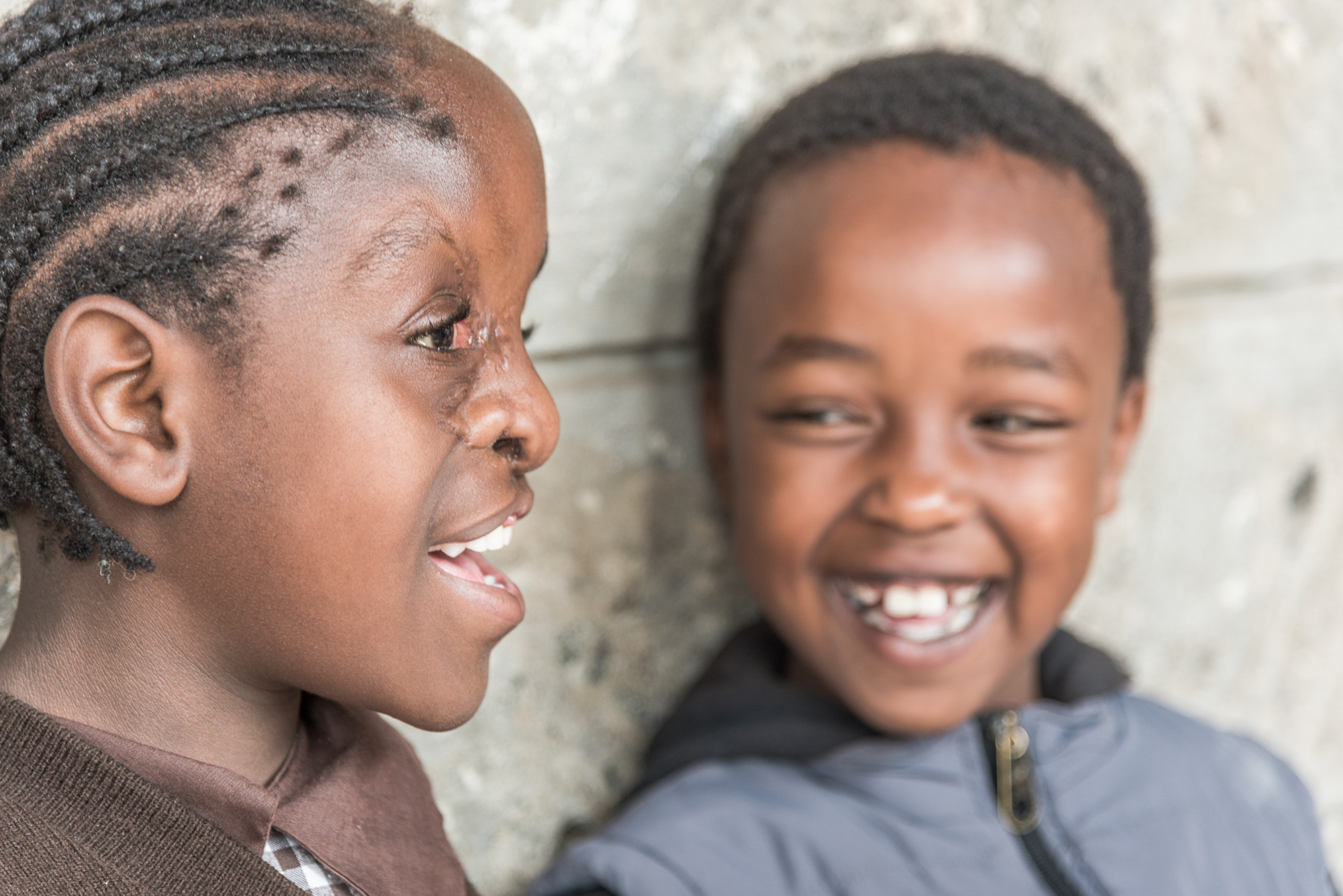 Celestine lacht met haar vriendin