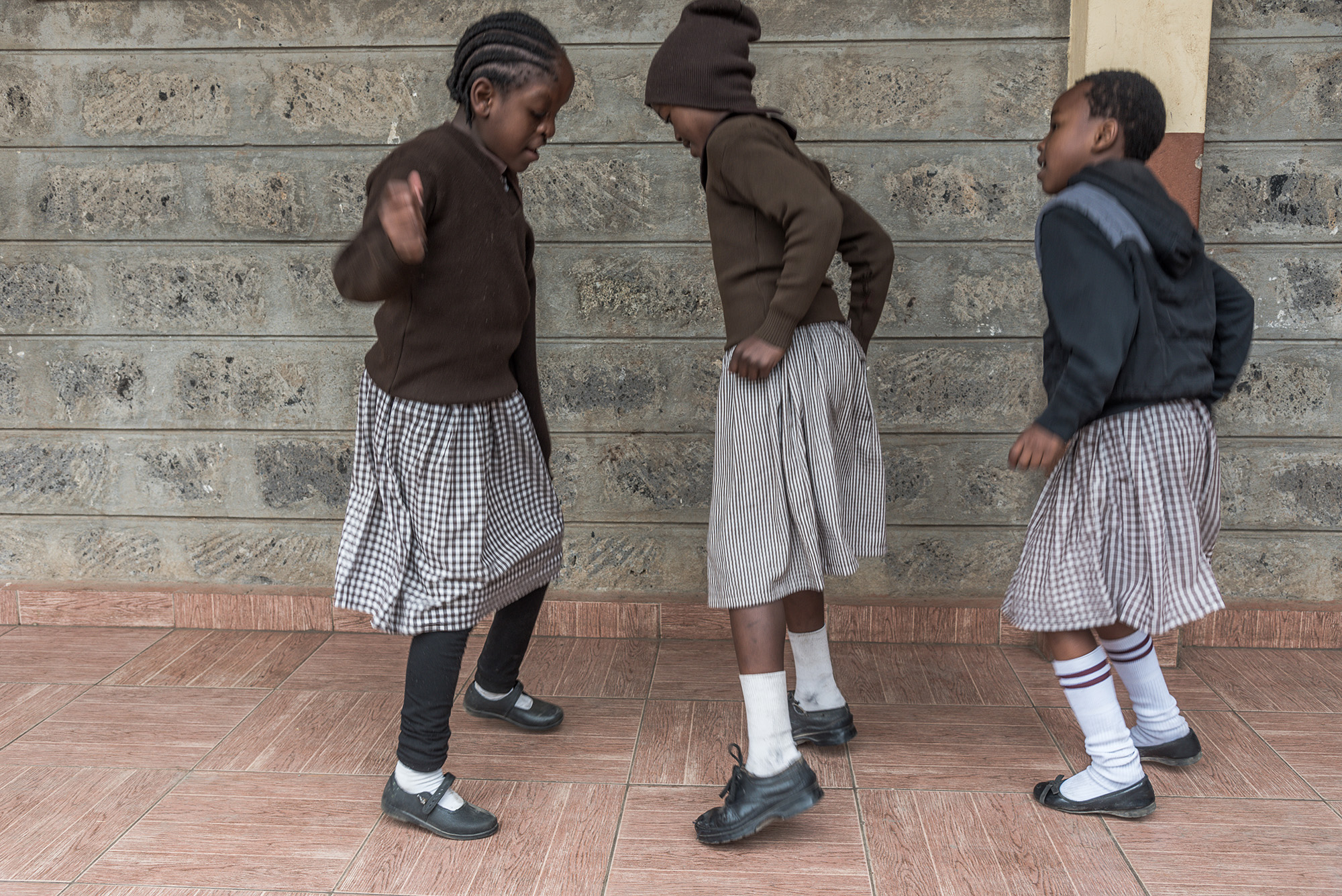 Celestine speelt met haar vriendinnen