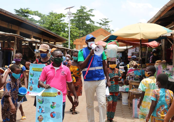 Voorlichting op markt in Benin