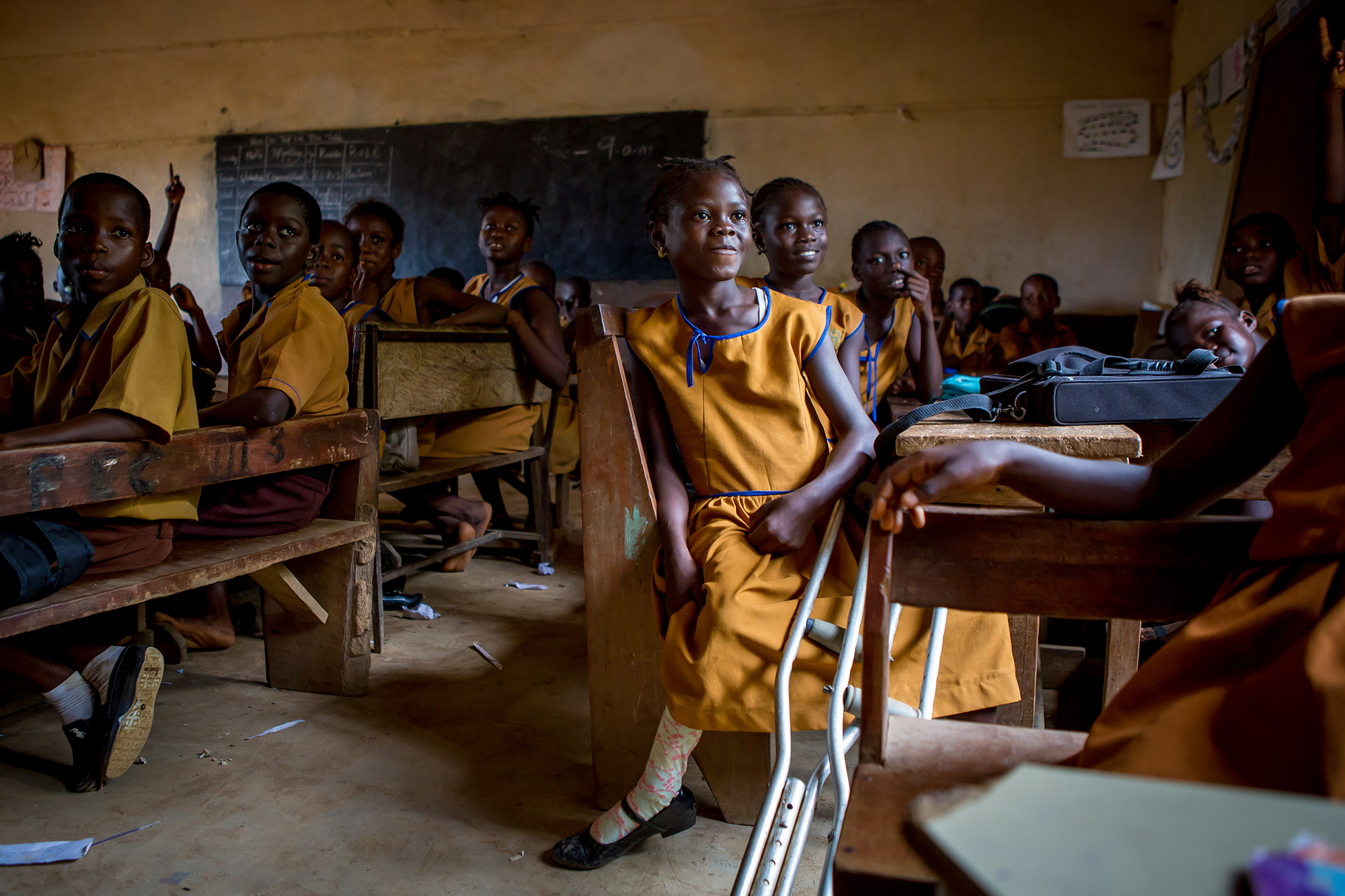 Fatmata uit Sierra Leone tussen klasgenoten