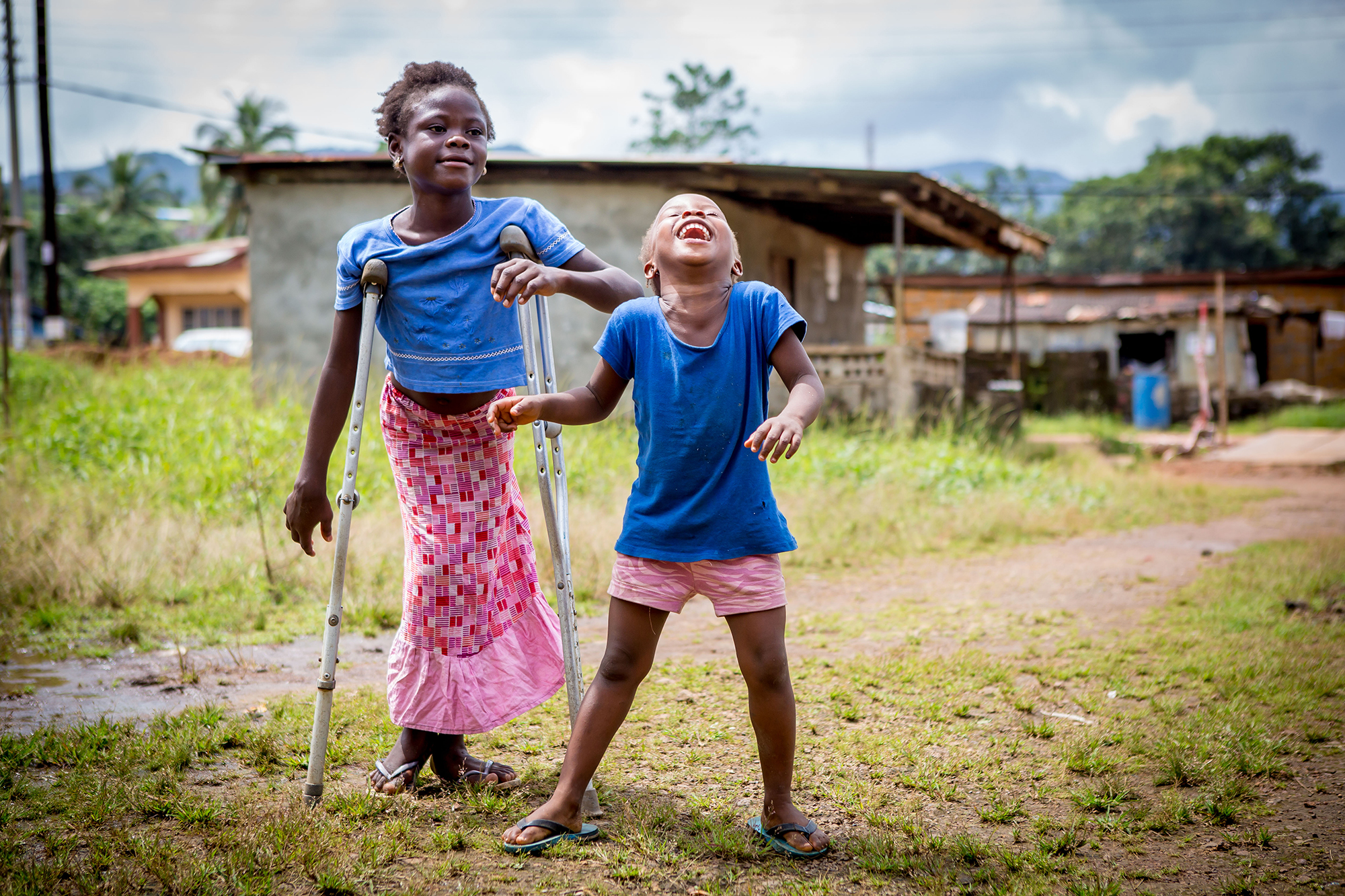 Fatmata met handicap samen met vriendin
