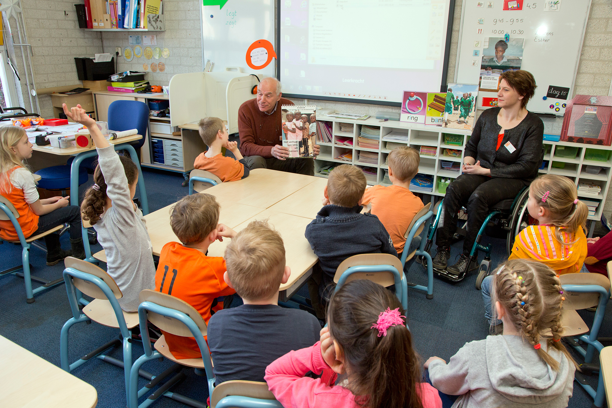 Vrijwilligers Liliane Fonds geven les op basisschool