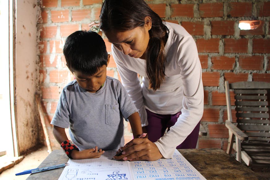 Matías uit Bolivia leert schrijven van zijn moeder