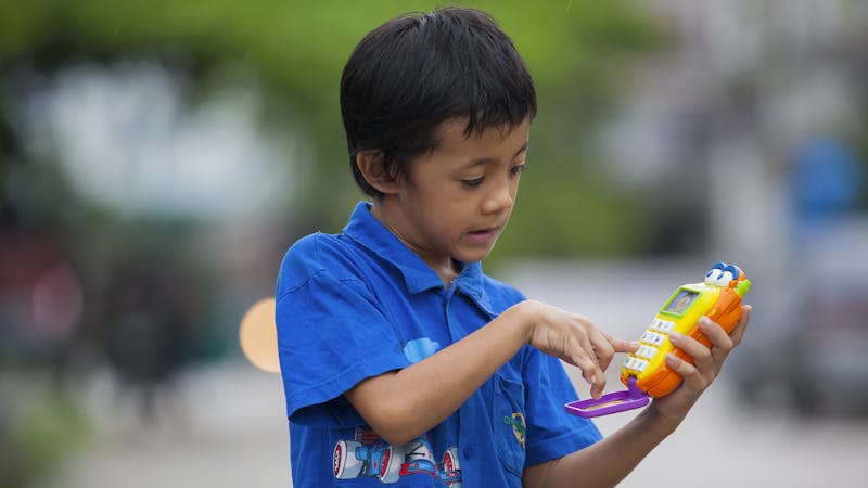 Richi met handicap speelt met telefoon