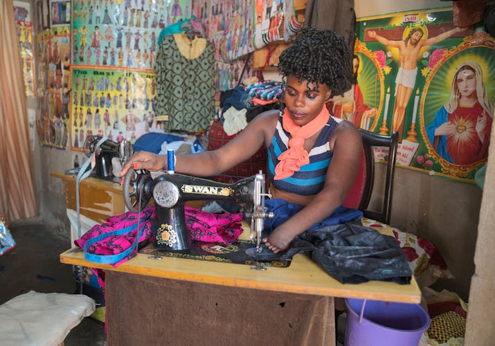 Scovia werkt als naaister in haar eigen naaiatelier