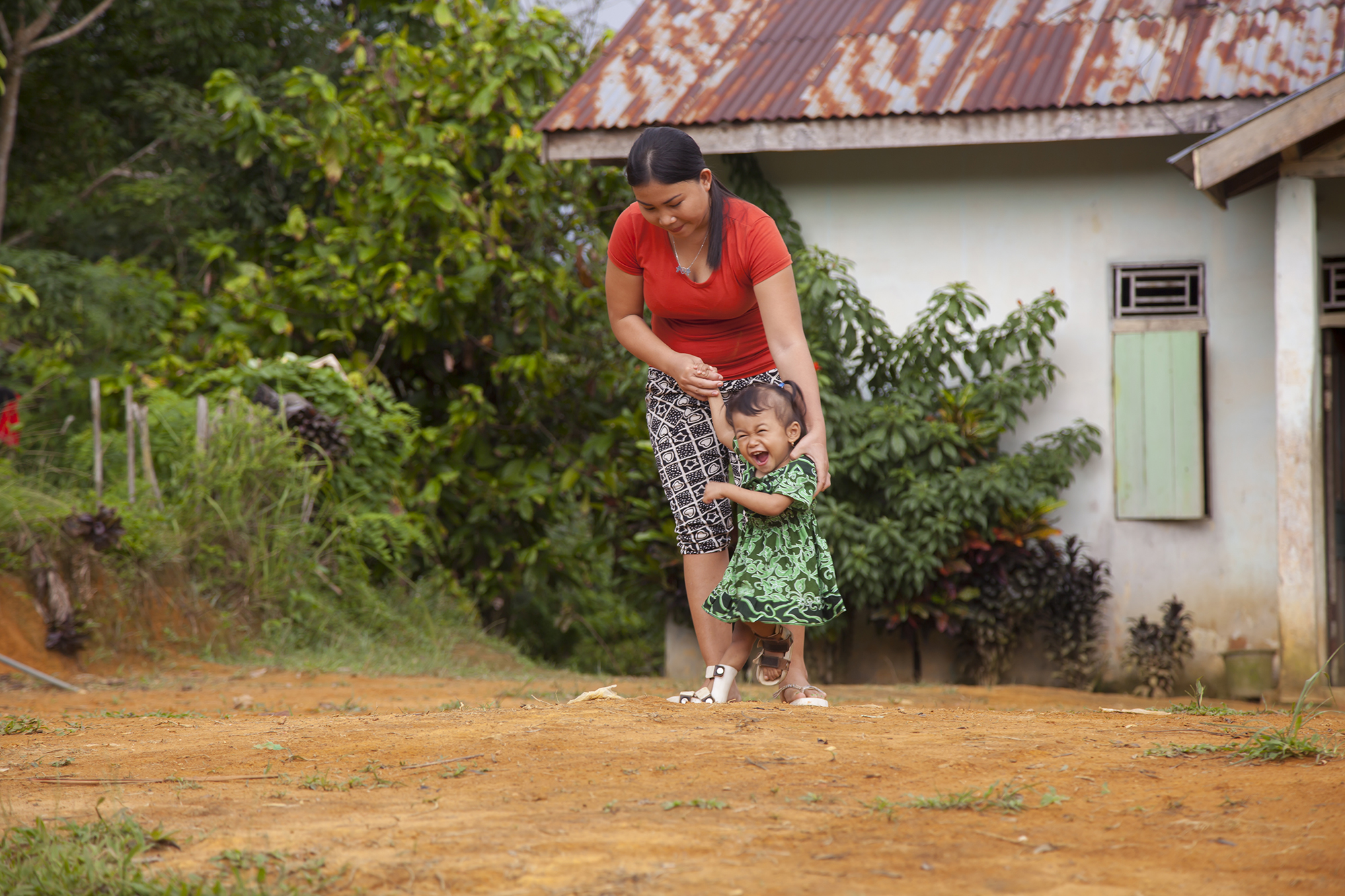 Selma met hersenbeschadiging kan lopen