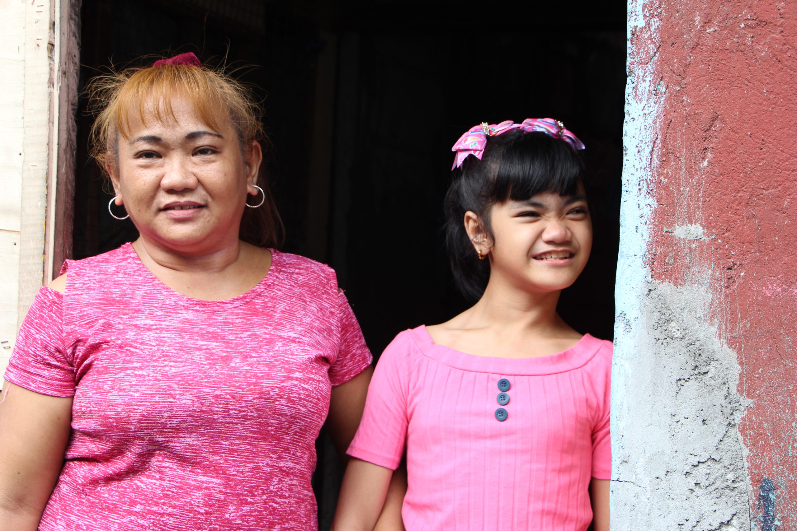 Aisha samen met haar moeder