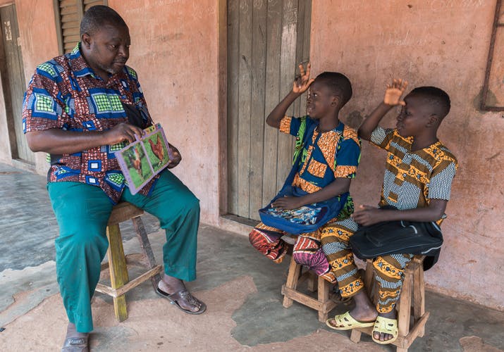 Joseph en Trinité uit Benin krijgen les in gebarentaal