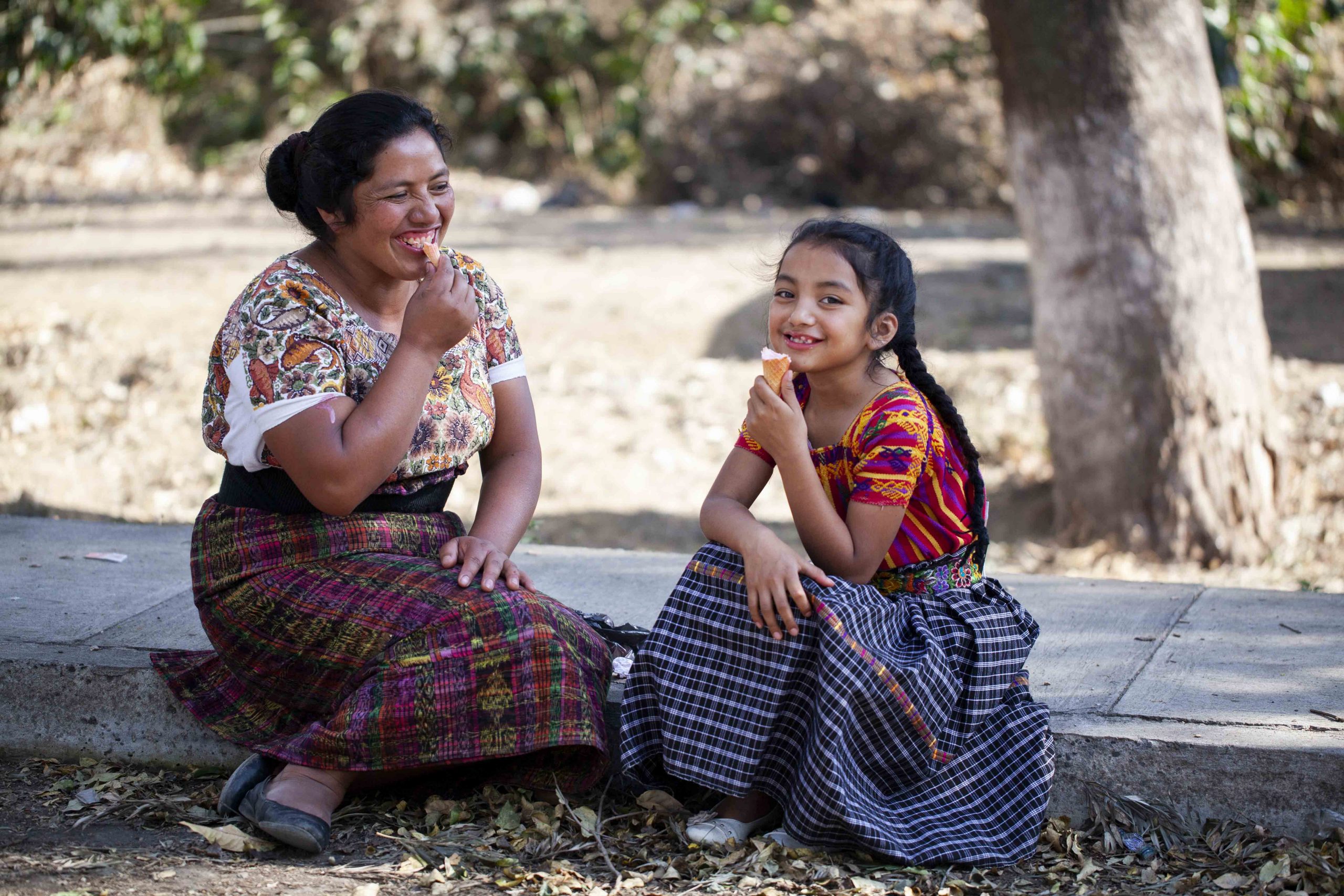 Johana en moeder eten een ijsje