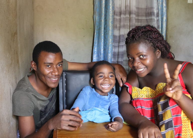Bright (2 jaar, hersenbeschadiging) met zijn ouders Roben en Christabel