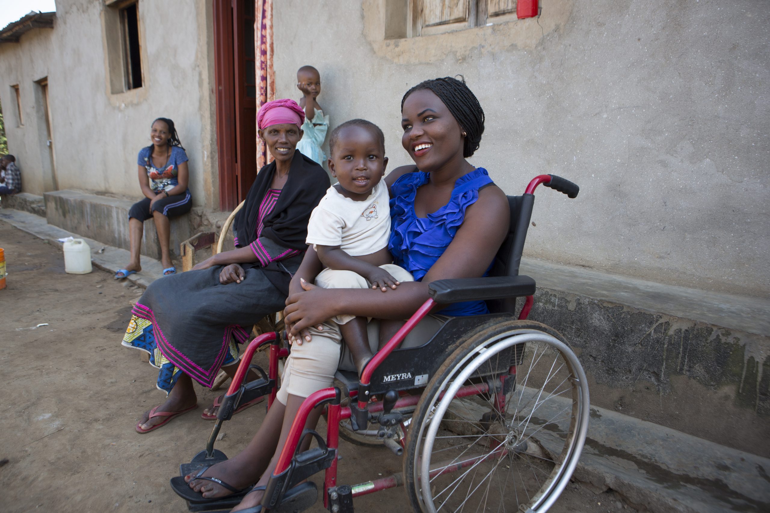 Tatu Mugisha (20) en haar gezin