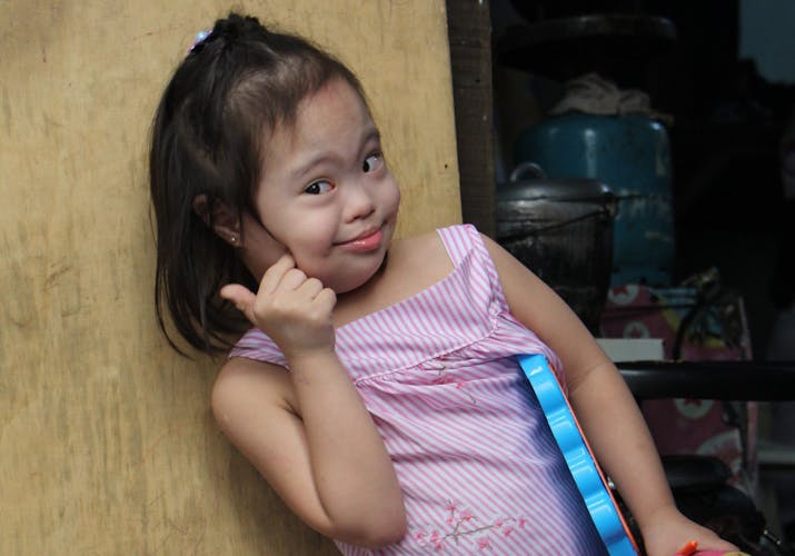 Keithly uit de Filippijnen steekt haar duim op