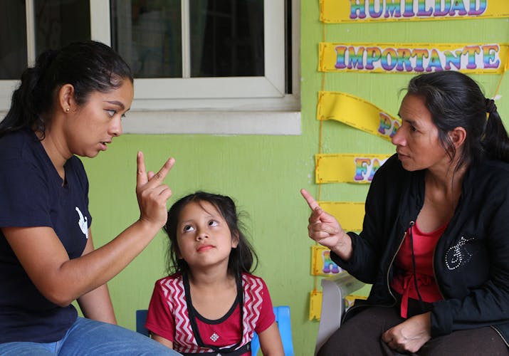 Ethny en moeder Dévora leren gebarentaal