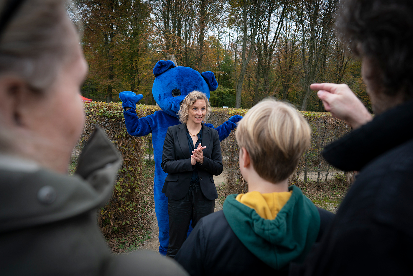 In het doolhof krijgen kinderen aanwijzingen in gebarentaal