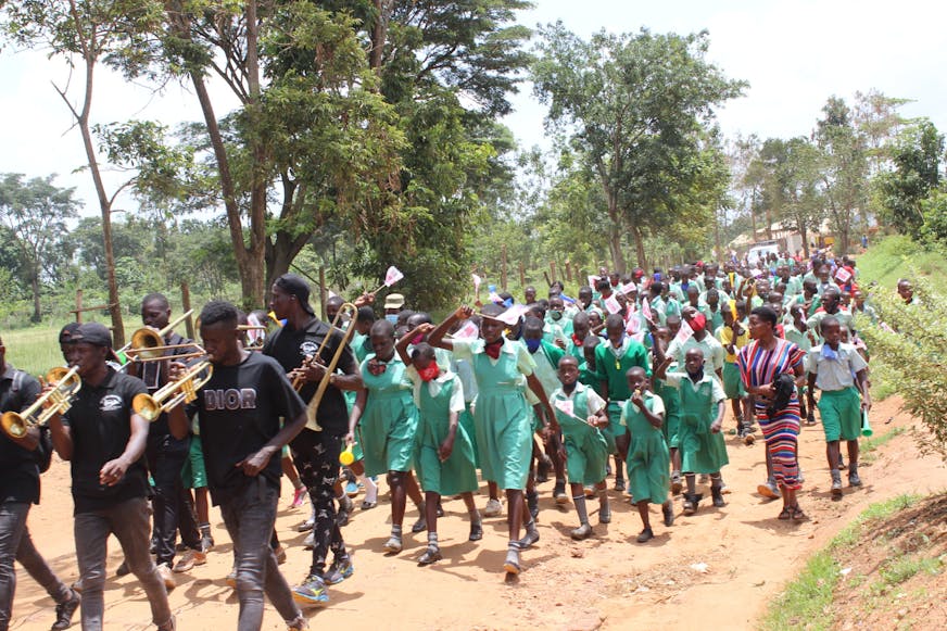 Optocht door straten voor beter onderwijs in Oeganda