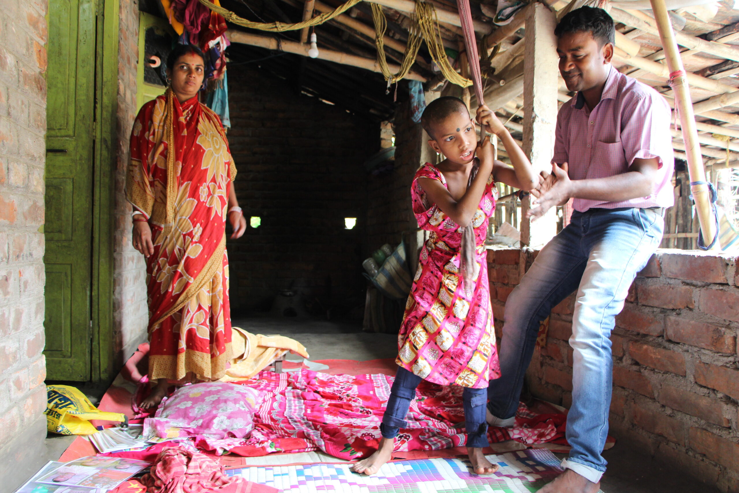 Sayantani doet oefneningen