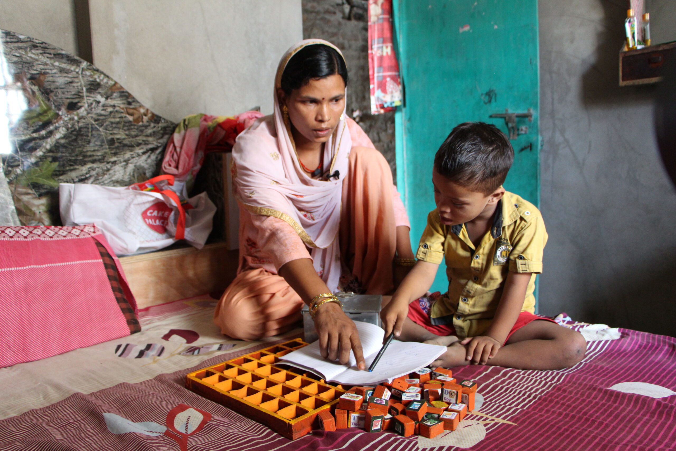 Shahzad oefent thuis samen met zijn moeder