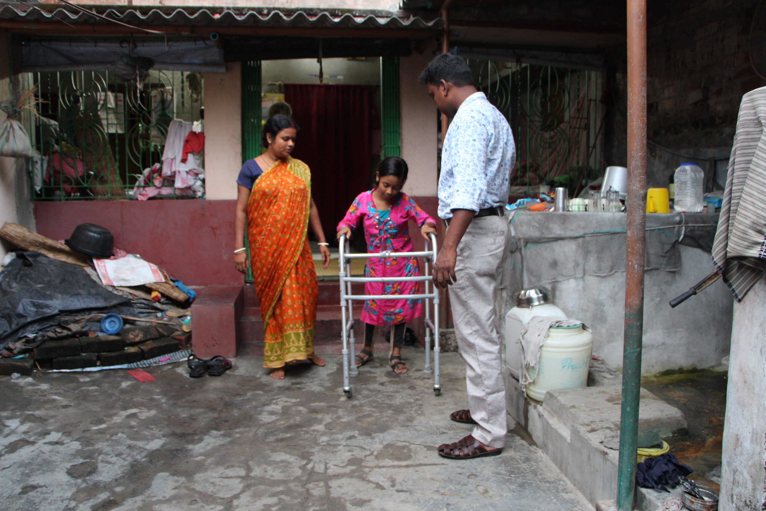 Anushree loopt zelfstandig met hulp van haar looprekje