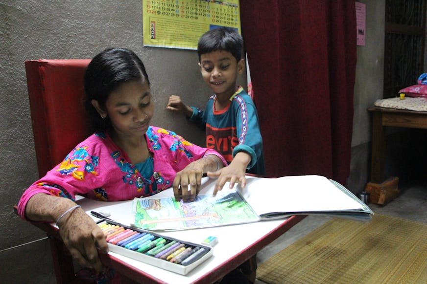 Anushree en een vriendje tekenen samen en werken zo aan de fijne motoriek