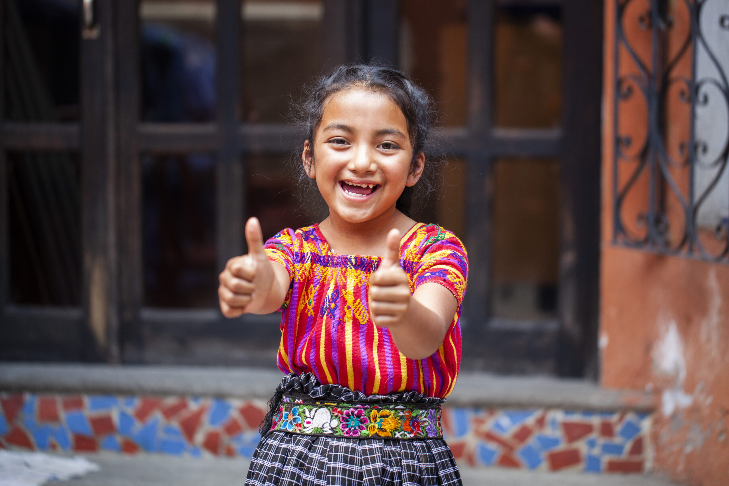 Johana steekt haar duimen in de lucht