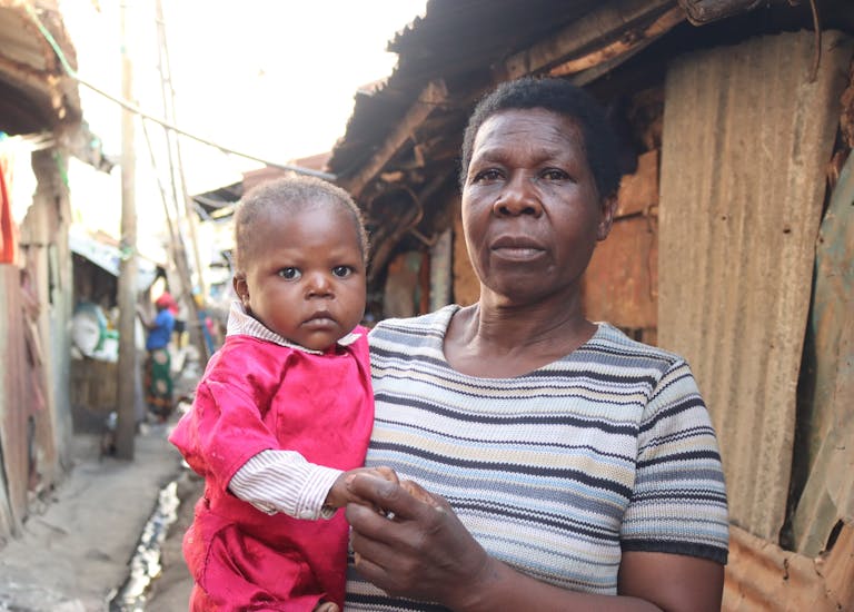 Margaret (4) uit Kenia met haar oma
