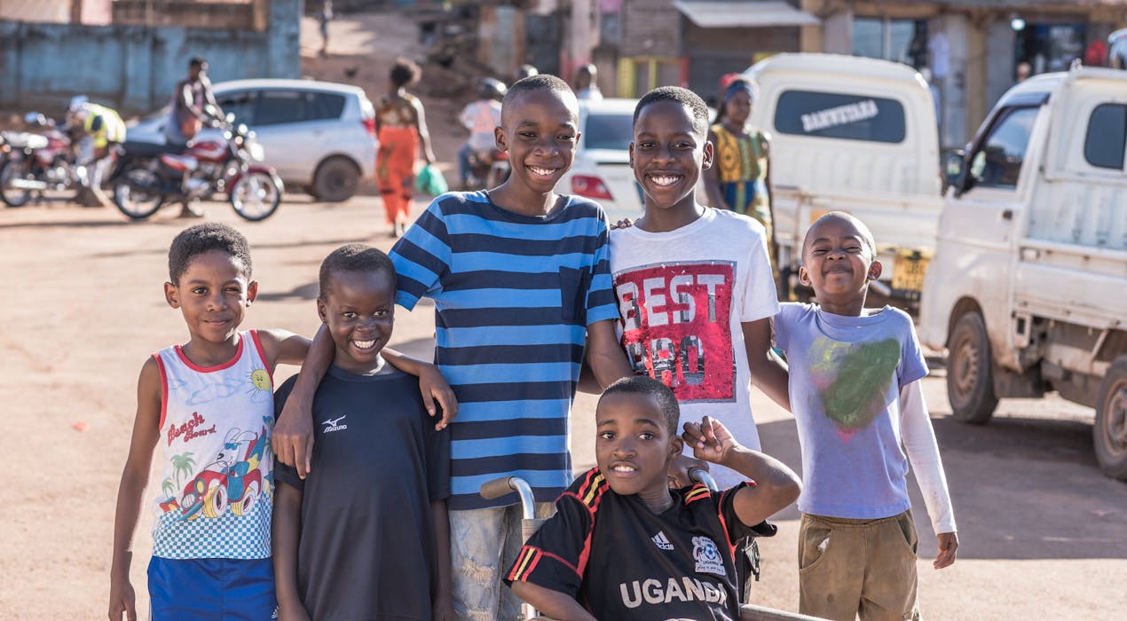 Kinderen - met en zonder handicap - uit Kampala, Oeganda poseren trots voor de camera.