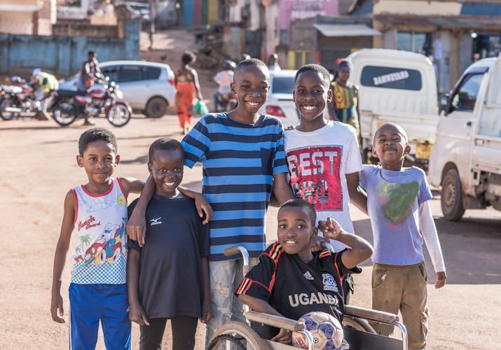Kinderen - met en zonder handicap - uit Kampala, Oeganda poseren trots voor de camera.
