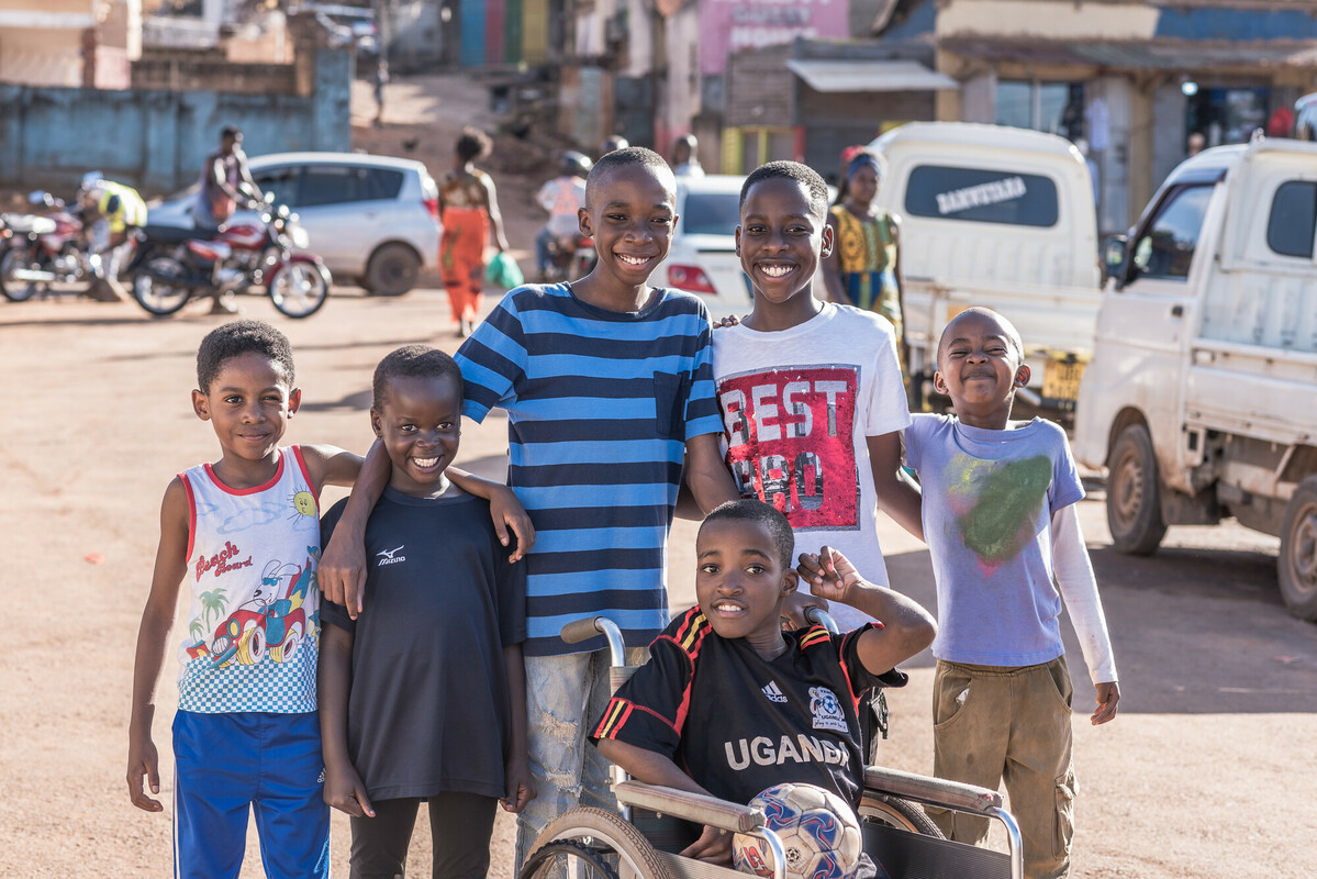 Kinderen - met en zonder handicap - uit Kampala, Oeganda poseren trots voor de camera.