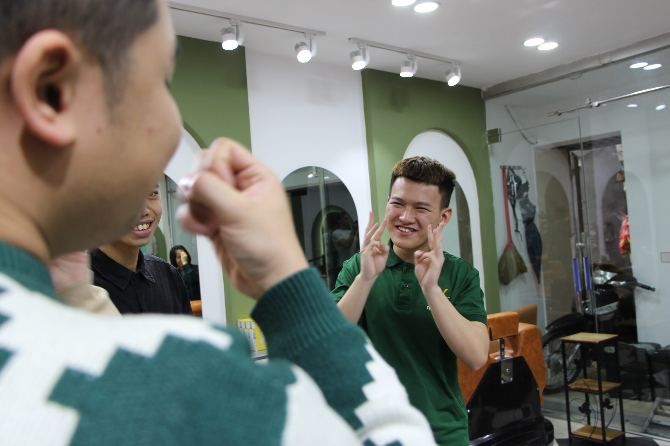 Thanh in gesprek met Vu en andere leerlingen