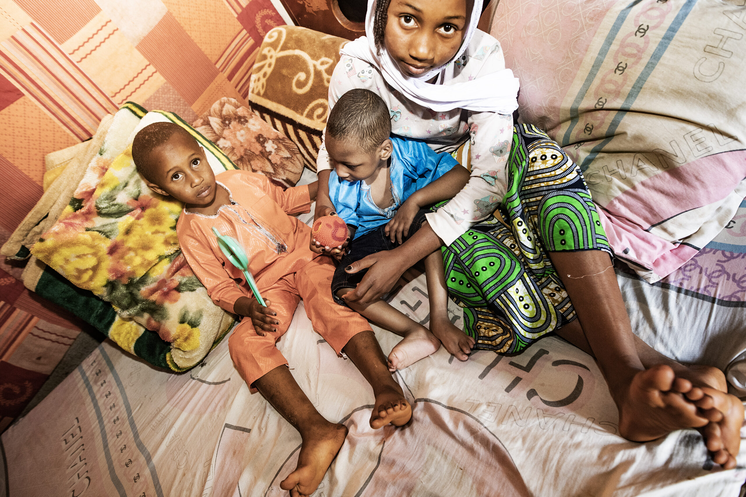 Alidou met broer en zus