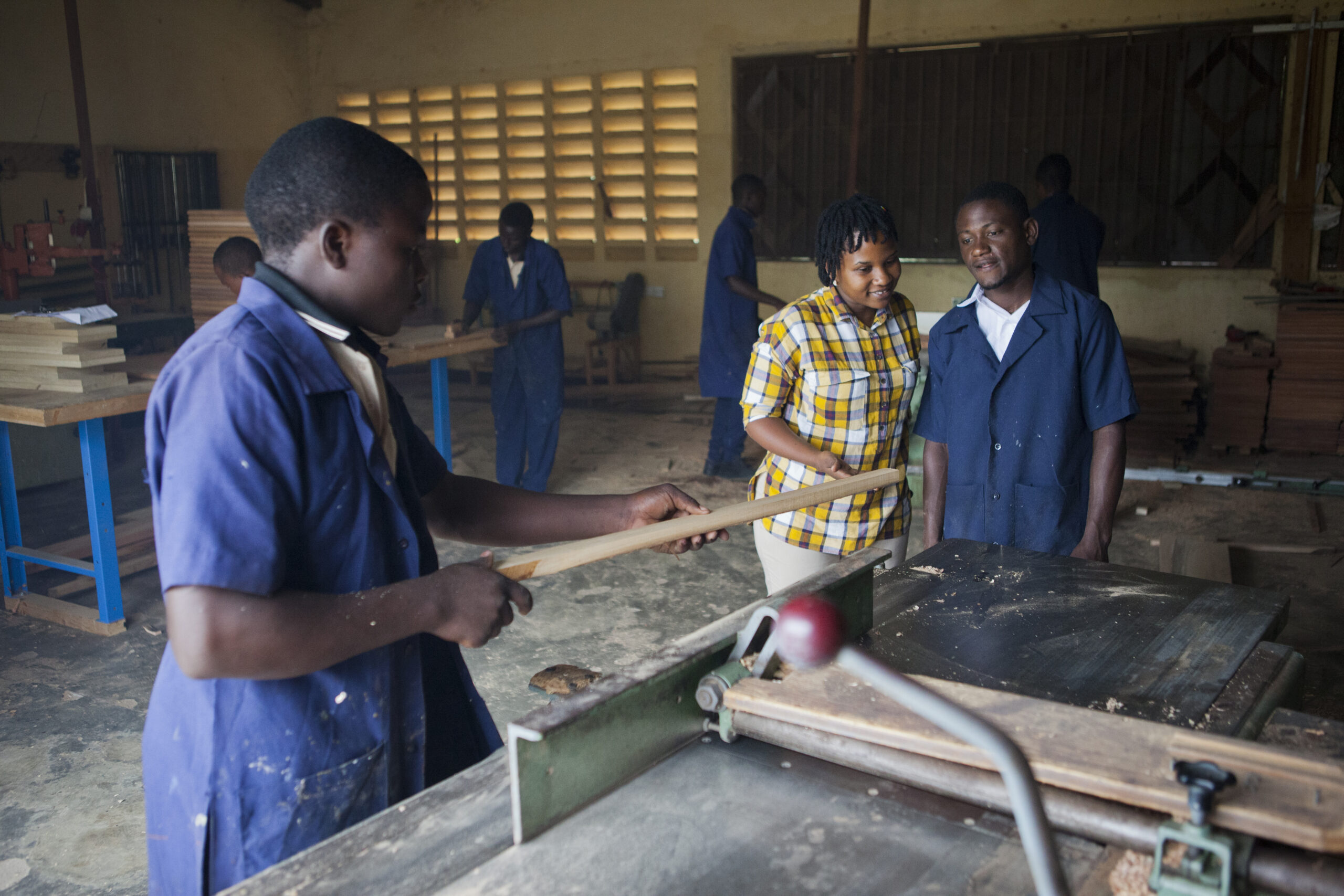 Veldwerker Ritha bij een werkplaats