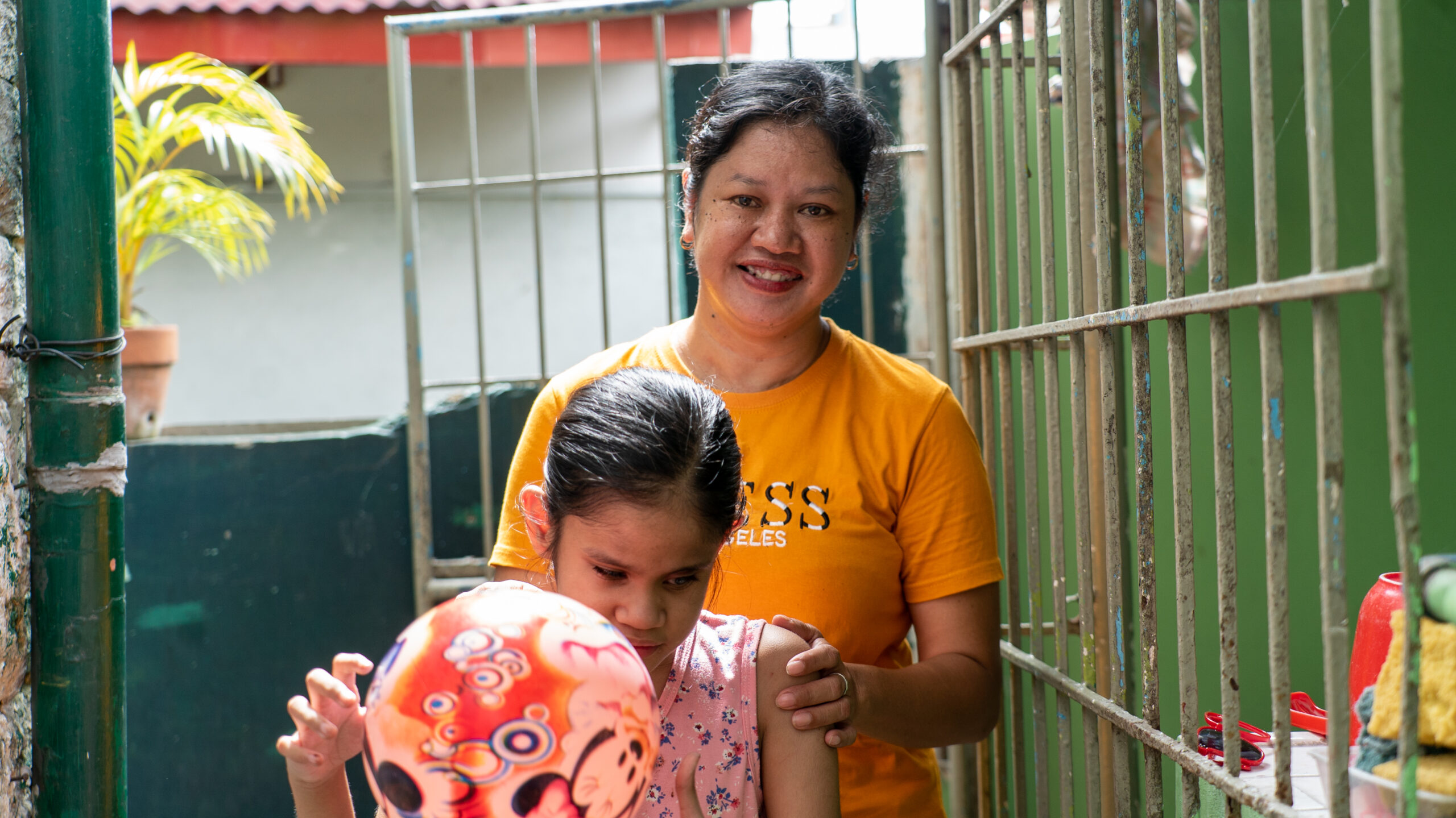 Blessie met haar rode bal en moeder