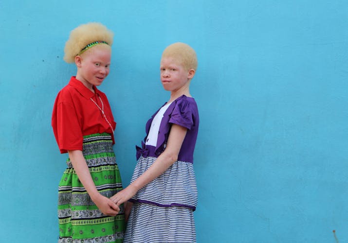Twee meisjes met albinisme